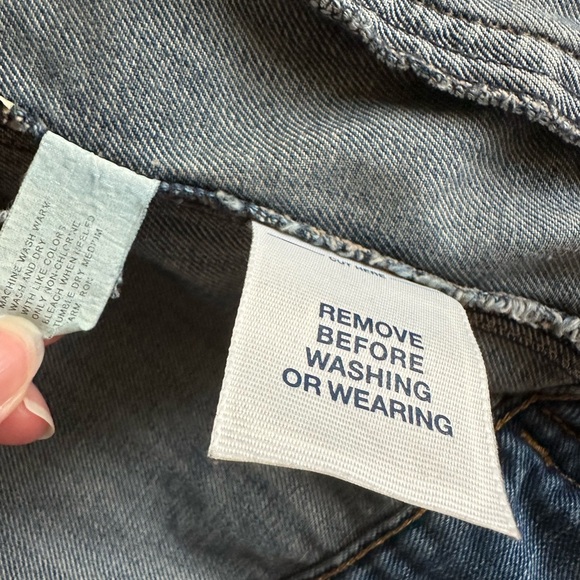 GAP Women’s Icon Distressed Denim Jacket, size Large, looks almost new 👖🤠 - Picture 5 of 8